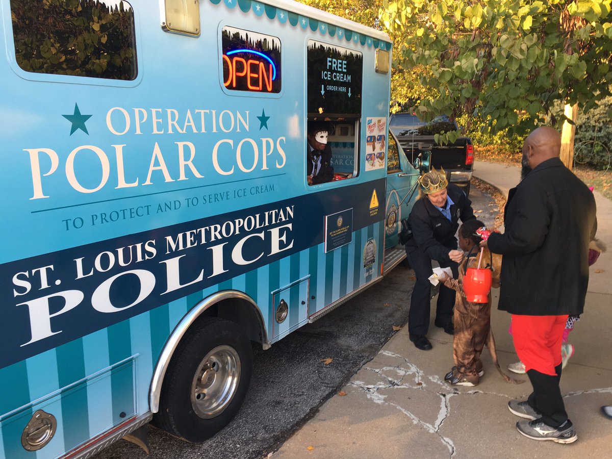 SLMPD's tweet photo. It's a cold day but it's still Halloween ๐ ! #STLPolarCops โPopped Upโ at the @CareSTLHealth Baby Shark Trunk or Treat tonight at 2425 Whittier Street in the Ville neighborhood. Games, refreshments and candy! #safehaven #CommunityEngagement #wecare #halloween๐#trunkortreat https://t.co/QvysssRq0B