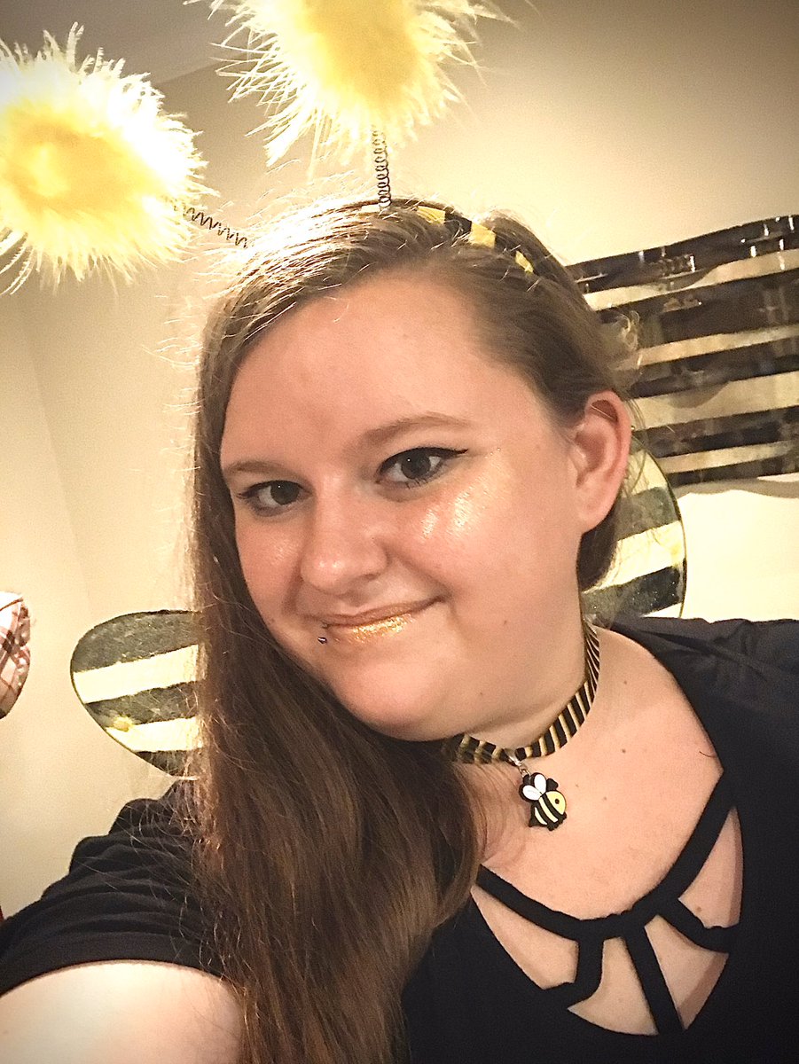 bloomin_bee's tweet photo. Lots of impersonators in the shop today, but I guess imitation is the highest form of flattery. Happy Hallow(b)een!! 🐝🎃 #halloween2019 #trickortreat #bees #HappyHallowen #bloomingtoday https://t.co/kkcrdTfRCE