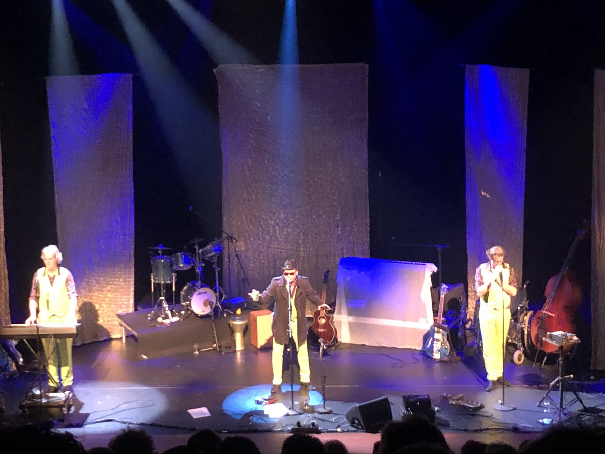 astro_andre's tweet photo. Genieten van gouwe ouwe hits in een hilarische vorm met Enge Buren tijdens hun afscheids tournee Basta! @EngeBuren @AtlasEmmen https://t.co/5nU338tg0s