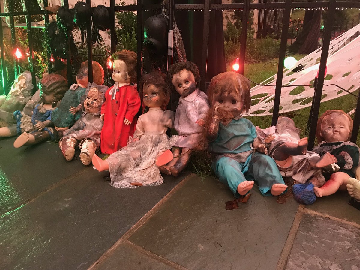SeanCallahanMD's tweet photo. Lining the walkway to the spooky house. #HappyHalloween2019 https://t.co/mlpglgnJIO