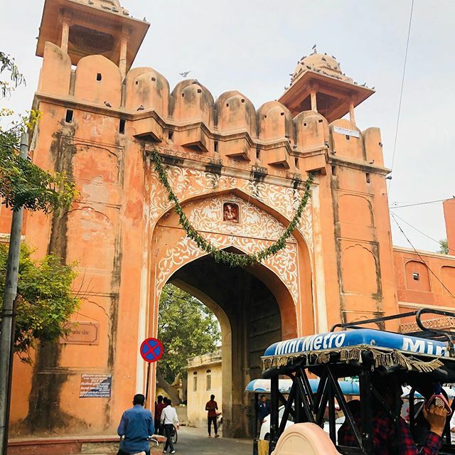 IBUMOVEMENT's tweet photo. Entering the palace gates of the pink city. The first few moments in India are always the most exhilarating. #ibuontheroad #india #jaipur #pinkcity https://t.co/iYEsU9h9AV https://t.co/lkx58Zk7ay