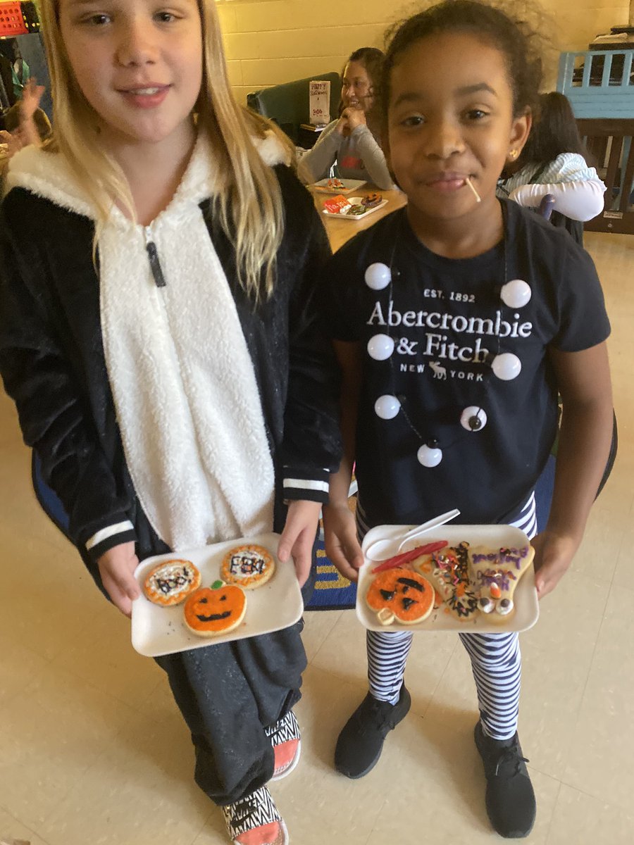 MsPope5thgrade's tweet photo. Our cookie wars winners! Hearn Hornets #pastrychef creations 🎃 https://t.co/sH5GWZOafF