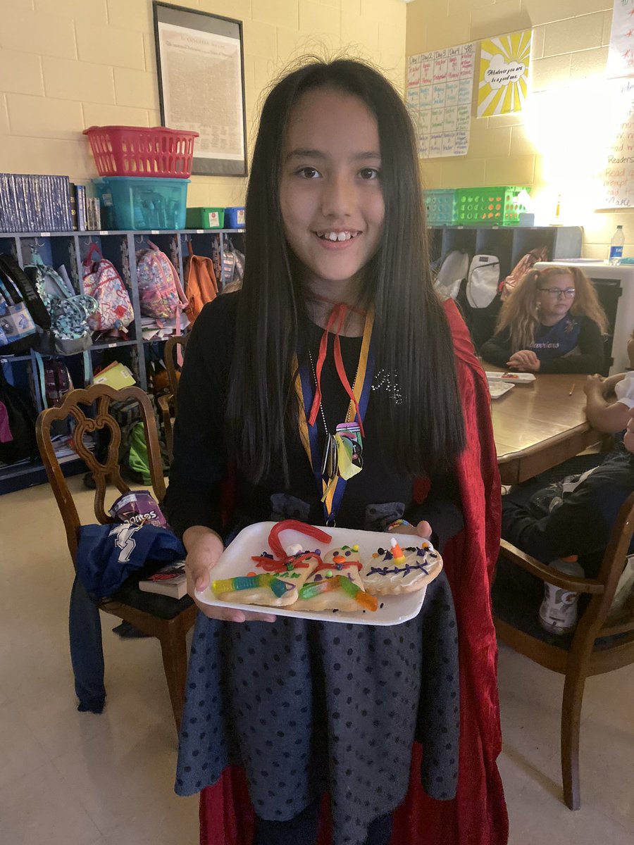 MsPope5thgrade's tweet photo. Our cookie wars winners! Hearn Hornets #pastrychef creations 🎃 https://t.co/sH5GWZOafF