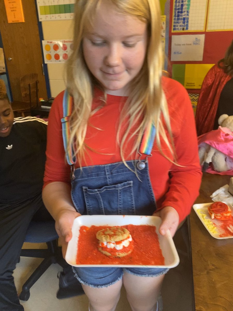 MsPope5thgrade's tweet photo. Our cookie wars winners! Hearn Hornets #pastrychef creations 🎃 https://t.co/sH5GWZOafF