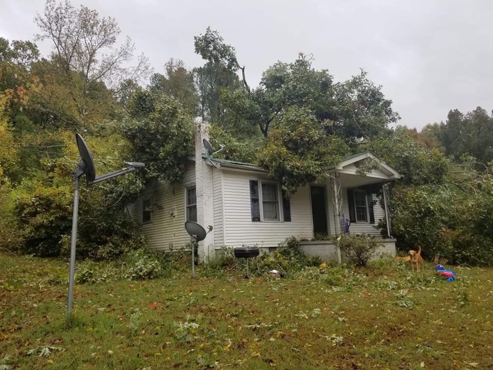 nycnashville1's tweet photo. It’s always great to see our TCIX family come together when one of our staff members needs help. Due to the recent storms our guys showed up and came to the rescue, just another reason why I am so proud and blessed to be a part of this team! @TNTDOC1 https://t.co/B6euzfEqlB