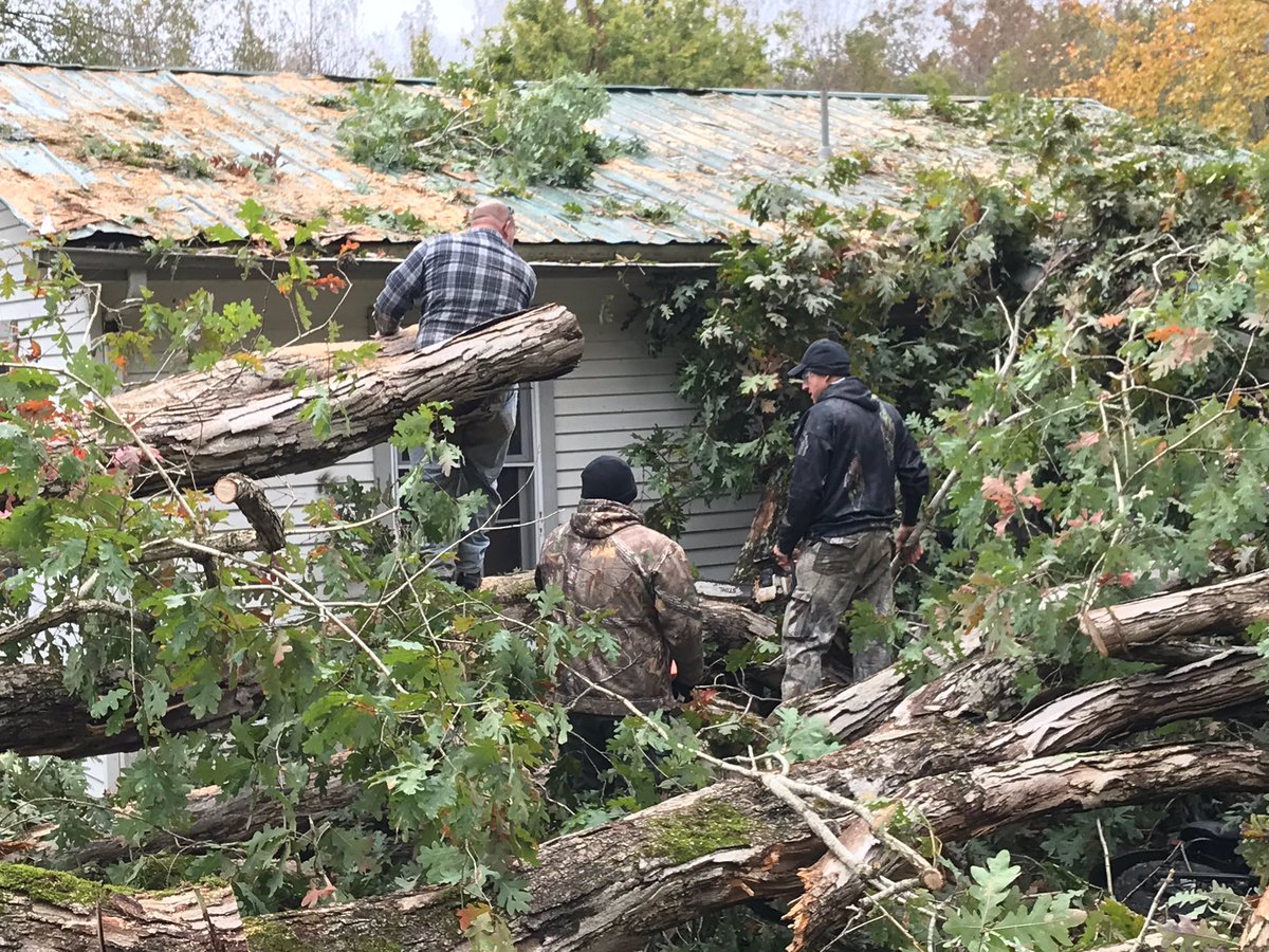nycnashville1's tweet photo. It’s always great to see our TCIX family come together when one of our staff members needs help. Due to the recent storms our guys showed up and came to the rescue, just another reason why I am so proud and blessed to be a part of this team! @TNTDOC1 https://t.co/B6euzfEqlB