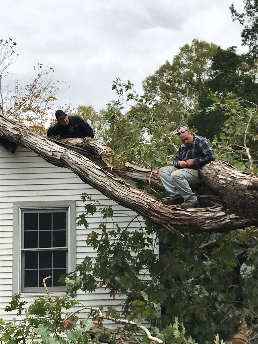 nycnashville1's tweet photo. It’s always great to see our TCIX family come together when one of our staff members needs help. Due to the recent storms our guys showed up and came to the rescue, just another reason why I am so proud and blessed to be a part of this team! @TNTDOC1 https://t.co/B6euzfEqlB