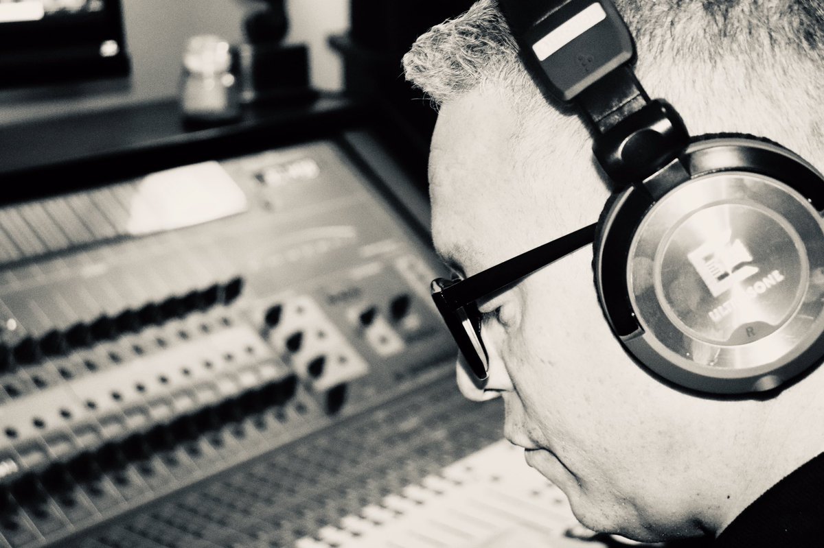 BishopJMachado's tweet image. Aquí en el estudio de @rec_arias terminando la nueva producción y grabando el tema titulado ERES. #decididostour #giradecidi2s #ariasrec