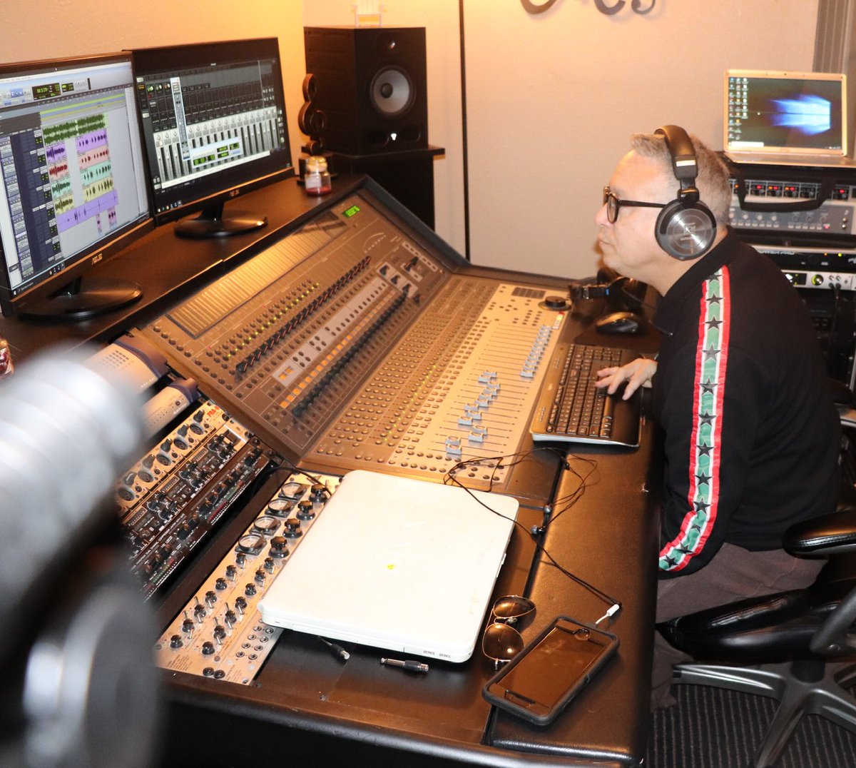 BishopJMachado's tweet image. Aquí en el estudio de @rec_arias terminando la nueva producción y grabando el tema titulado ERES. #decididostour #giradecidi2s #ariasrec