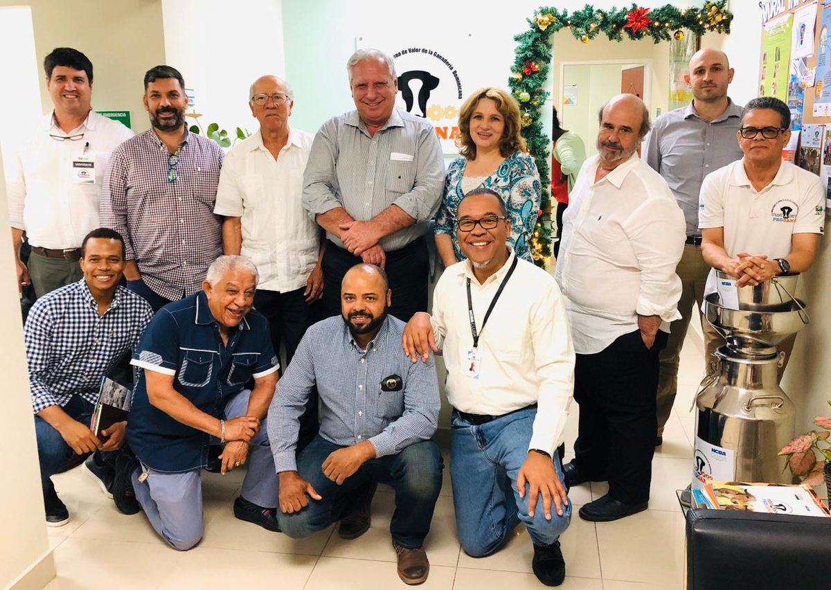 PROGANA_RD's tweet photo. Reunión / intercambio #Progana con el Dr. Duarte Vilela, de @embrapa Brasil, quien además facilitó un seminario sobre ganadería lechera en el trópico. https://t.co/ixJhV0oi8P