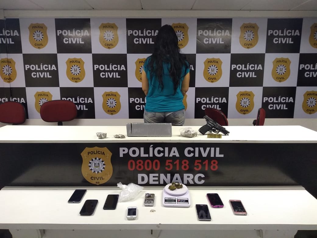 *DENARC* APREENDE DROGA E ARMA, E PRENDE UMA MULHER NO BAIRRO VALENÇA EM VIAMÃO* no dia 25/10 em diligências de investigação, após ter recebido denúncia de que haveria drogas guardadas em uma casa no Bairro Valença em Viamão, deslocou equipe de policiais para averiguação.