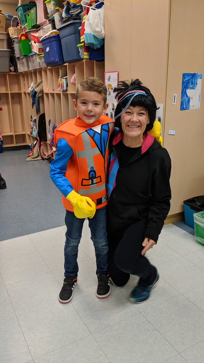 ecolesncc's tweet photo. Le jour de #Halloween des personnages du film #Lego se sont retrouvés à notre école! https://t.co/o307hUaQI4