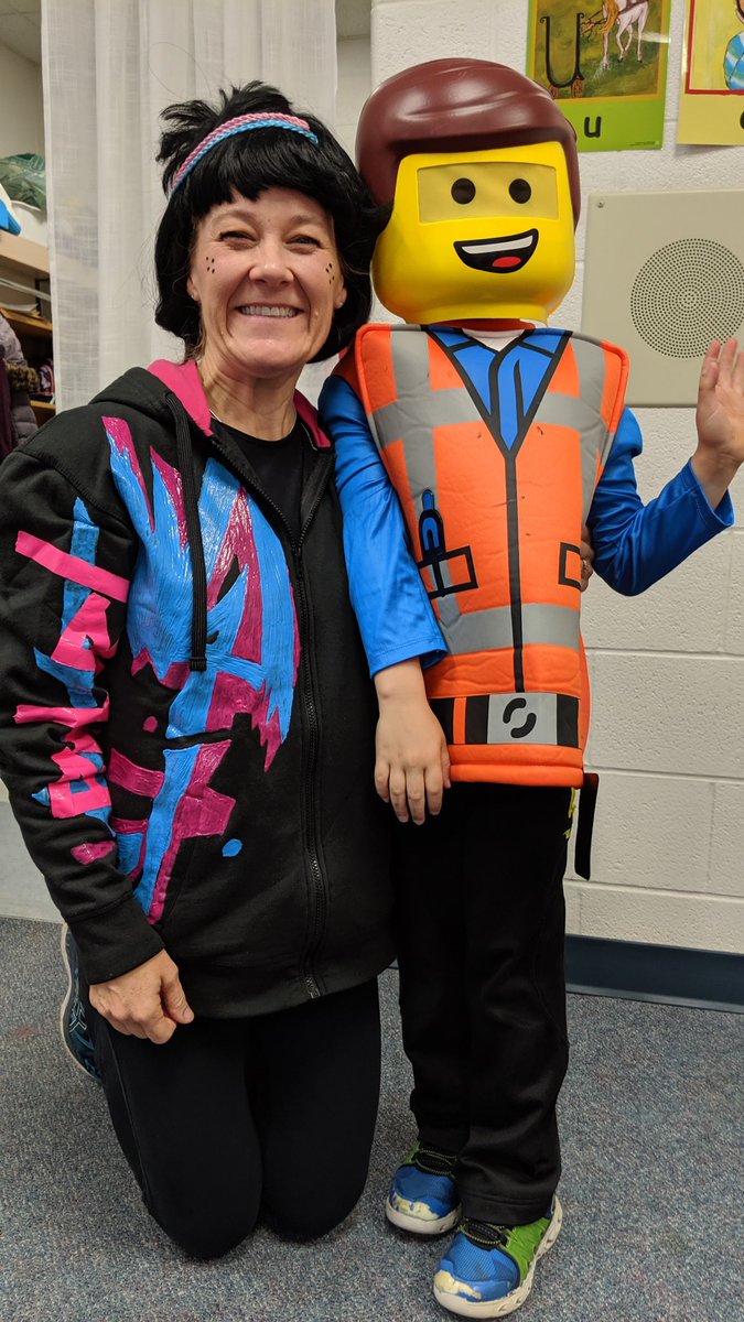 ecolesncc's tweet photo. Le jour de #Halloween des personnages du film #Lego se sont retrouvés à notre école! https://t.co/o307hUaQI4