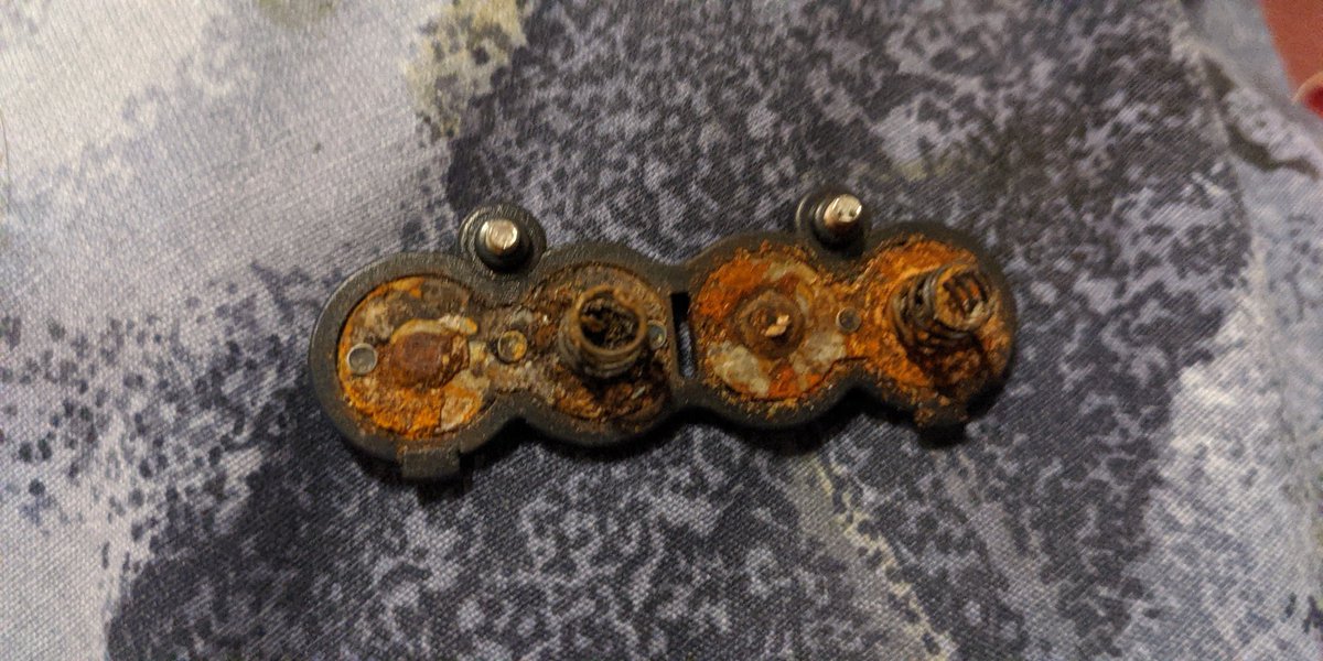 kernowcreator's tweet image. #makersHelp does anyone know how to clean up corrosion on battery terminals?