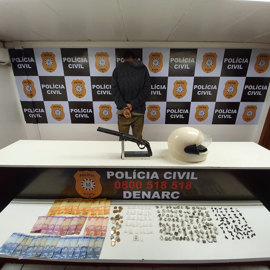 DENARC, quarta-feira (30/10) apreendeu 40 porções de cocaína, 99 de maconha e 64 de crack, todas embaladas para a venda e uma arma calibre 12. No local, havia um “valão”, onde a droga e o dinheiro foram jogados pelos indivíduos que ali estavam ao avistarem a chegada da polícia.