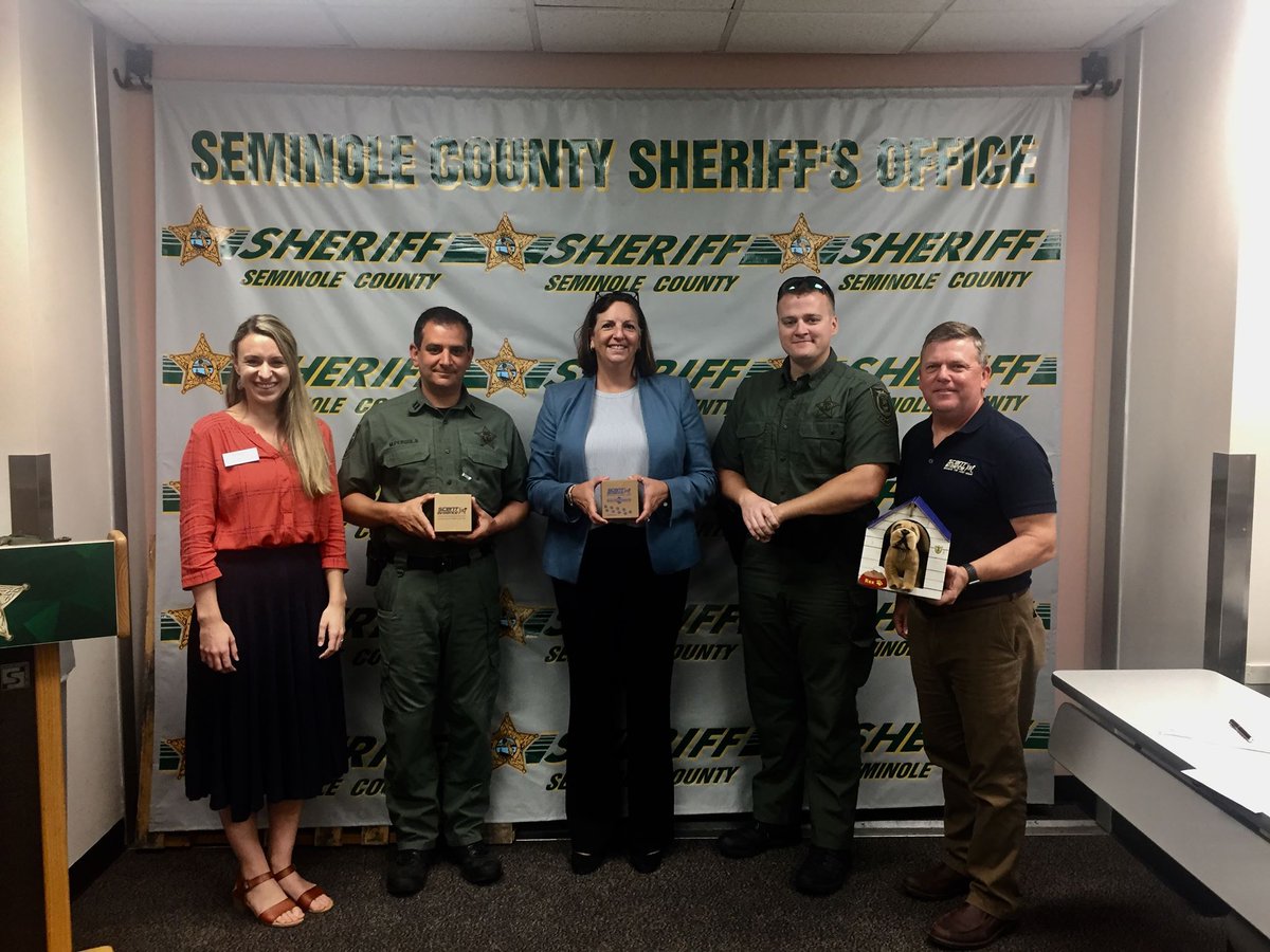 AlzProject's tweet photo. Summer, our Community Educator & Case Manager, conducted a training with @scentevidencek9 in Seminole County for the @seminolecounty Sheriff's Office. This method of rescue is extremely effective in helping finding those who have wandered and become lost. #LocalHelpNow https://t.co/BbIN3oW6ji