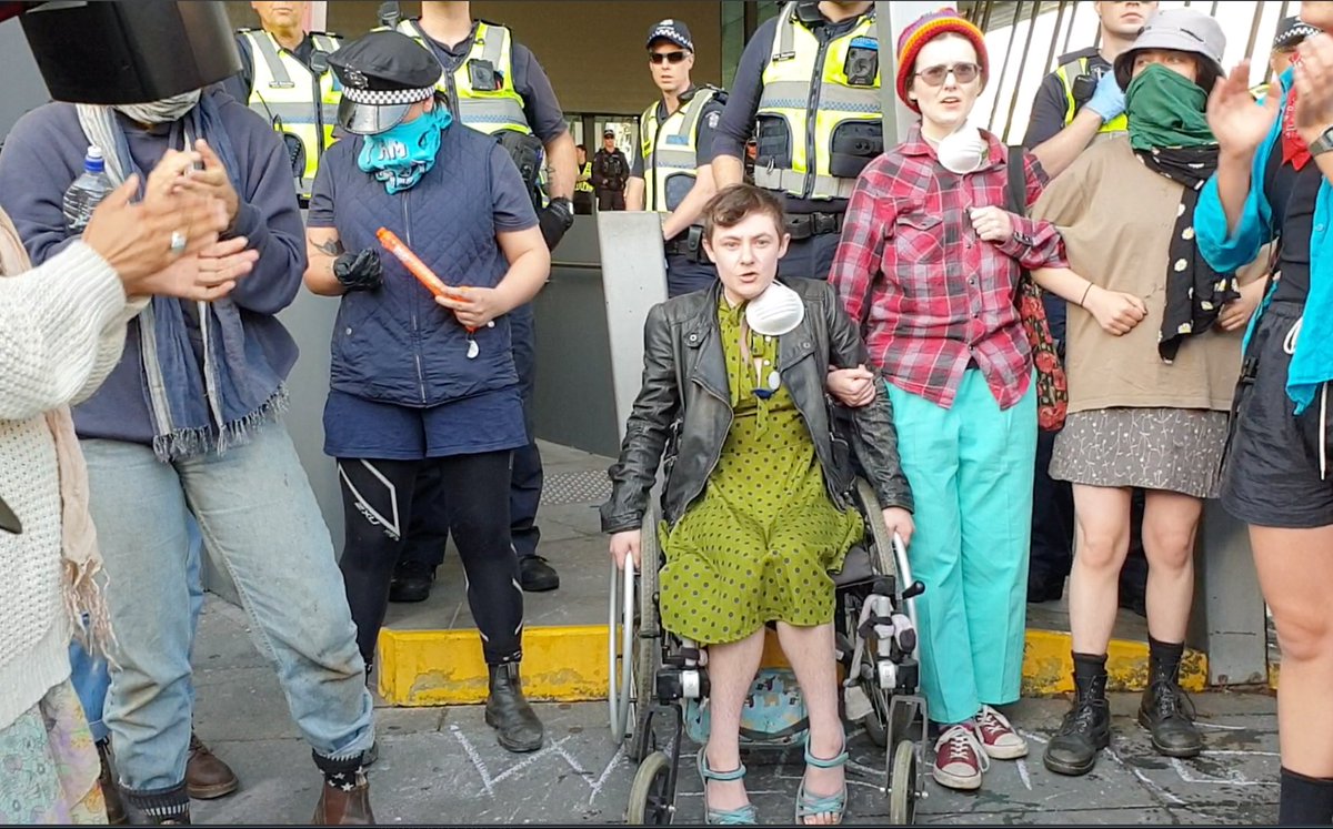 glentodd's tweet image. Here is the disabled access the police and media are  repeatedly claiming protesters blocked. On ramp is to the right and covered with an orange bollard blocked by police (just seen to the right). 

Thats an outright lie @VictoriaPolice

#BlockadeIMARC