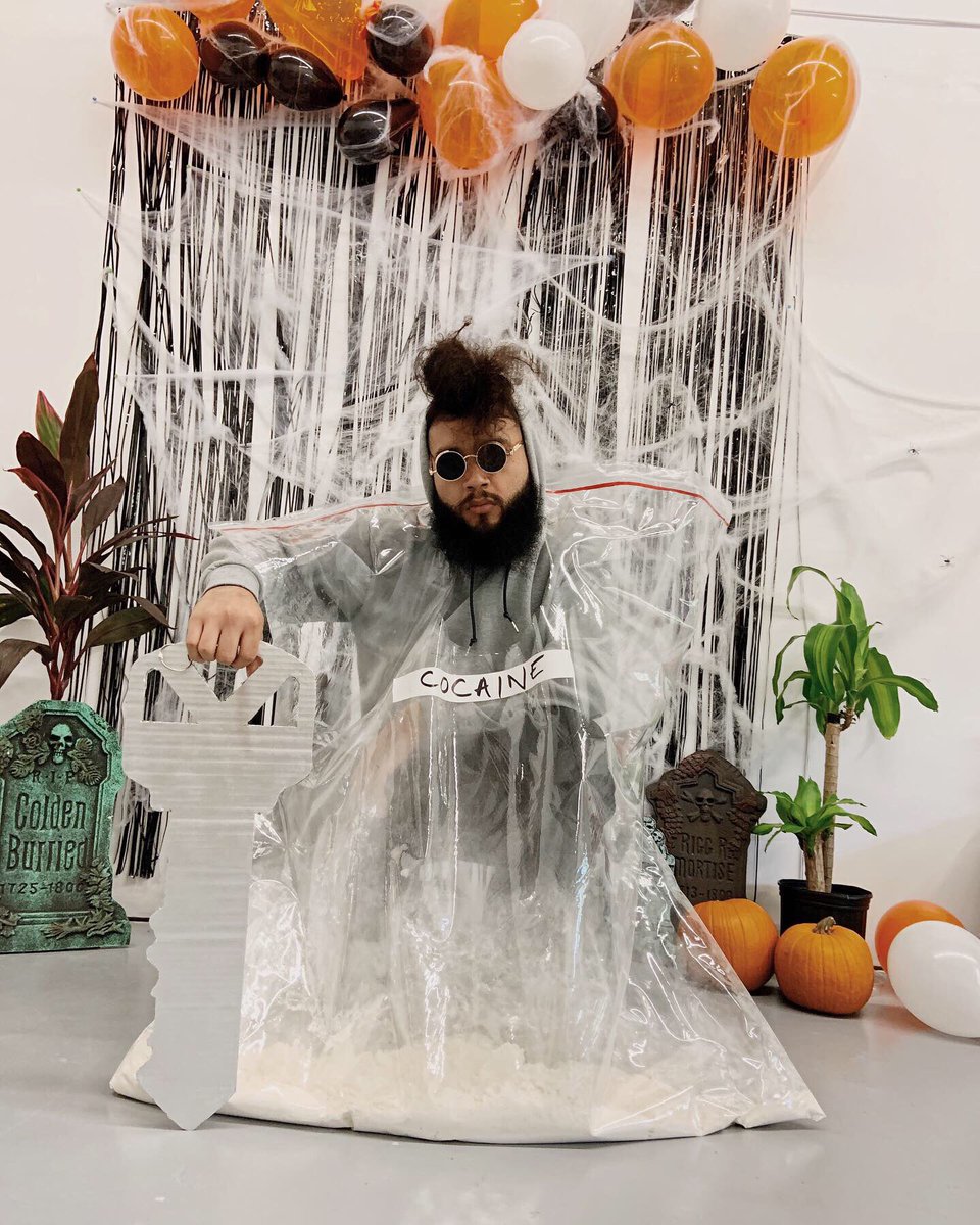 HelloItsDro's tweet image. So... today I won a $200 Halloween costume at work 😂👻 happy Halloween crackers