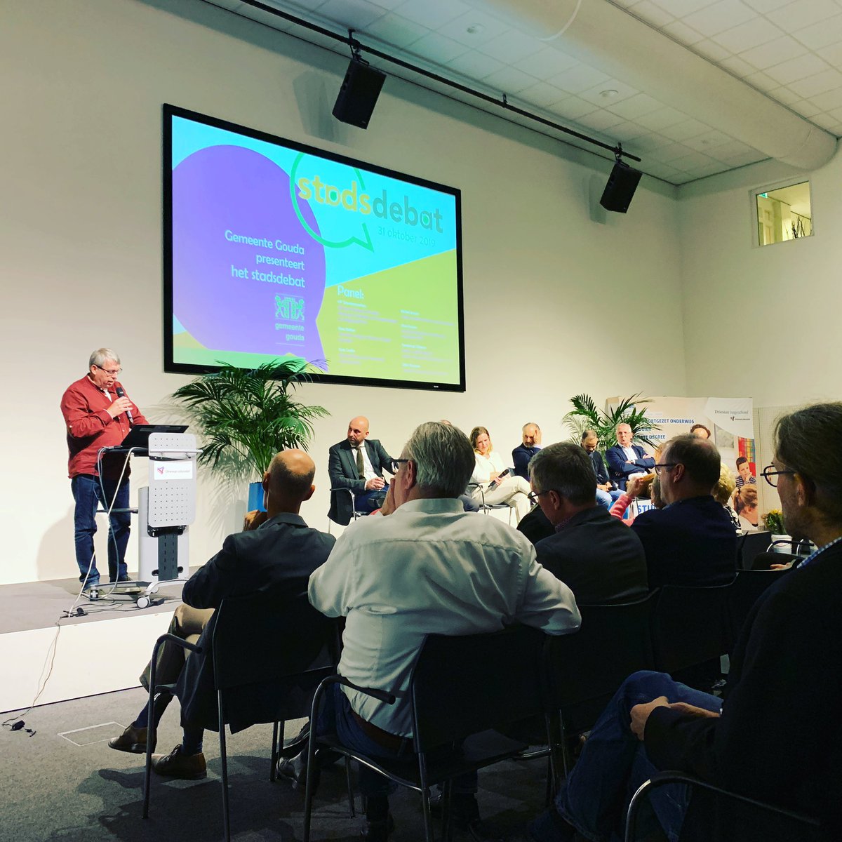 RegenboogGouda's tweet photo. Jan Geerink houdt een verhaal bij #Stadsdebat georganiseerd door #GemeenteGouda over (on)verdraagzaamheid in een democratische samenleving, vanuit ervaringen voor, tijdens en na het Roze Jaar 2018. De praktijk blijft vaak lastig. #lhbt #regenbooggouda #regenboogalliantie #gouda https://t.co/XbblDdaCC1