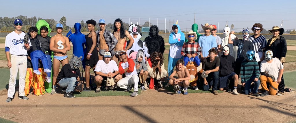 ECapbaseball's tweet photo. Gauchos 1st ever Costume incrediball game! Great success!!! Team Gorilla/unicorn win the game! #jesusrally #greenbluemen #cher #harombe https://t.co/ovnRWdRwX0
