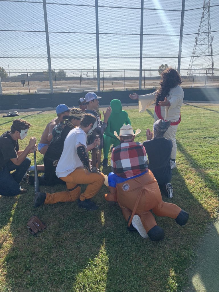 ECapbaseball's tweet photo. Gauchos 1st ever Costume incrediball game! Great success!!! Team Gorilla/unicorn win the game! #jesusrally #greenbluemen #cher #harombe https://t.co/ovnRWdRwX0