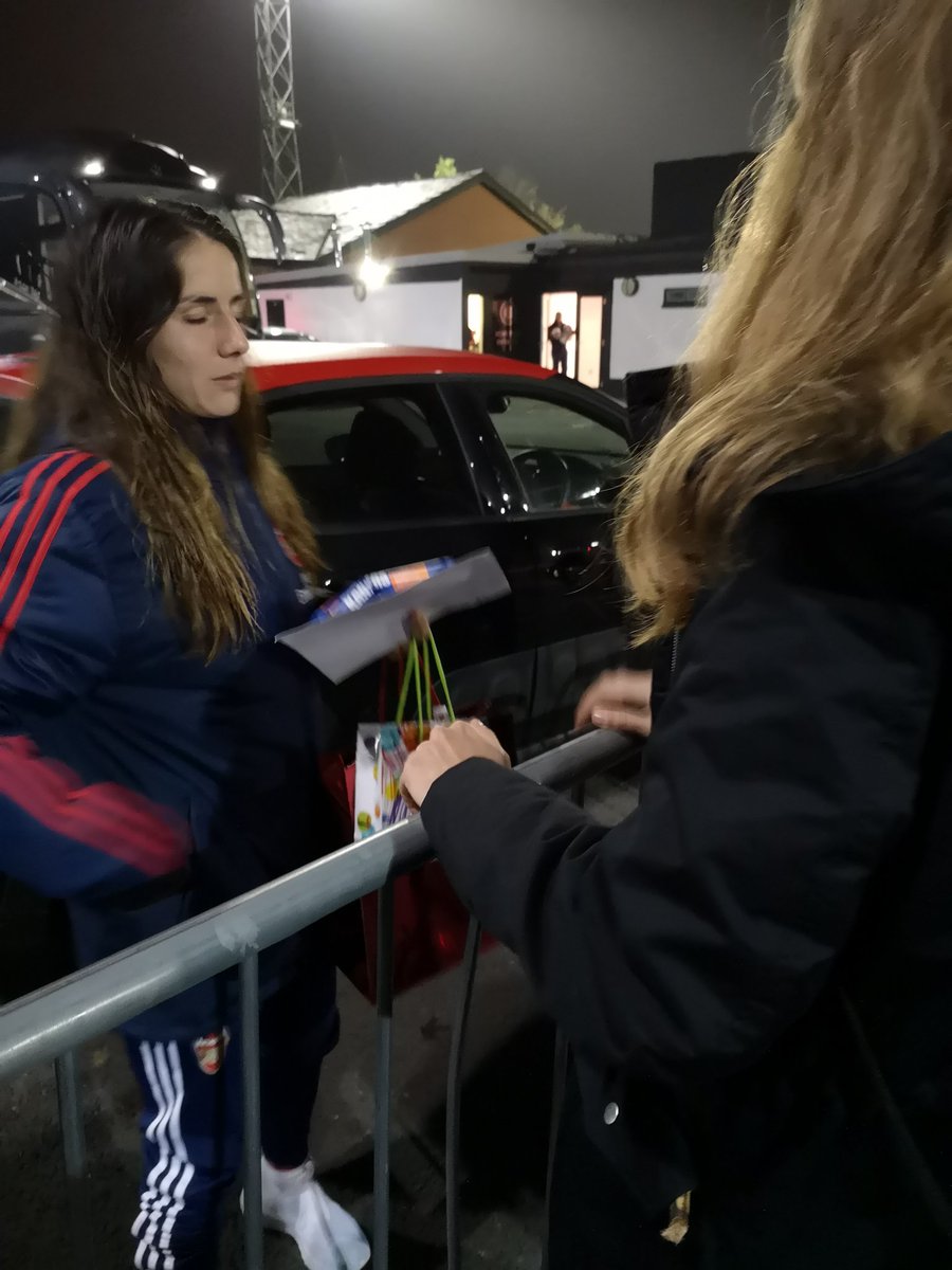 griffin32lover's tweet photo. Me: here's small gift for u, these are some polish sweets, hope u like it
Daan: did you came all the way?
Me: All the way from Poland to see you and give you that, can I also take a pic with u?
Daan: wait I have something for you
(Went for the car and came back with the shoes) https://t.co/i4XXacwsGo
