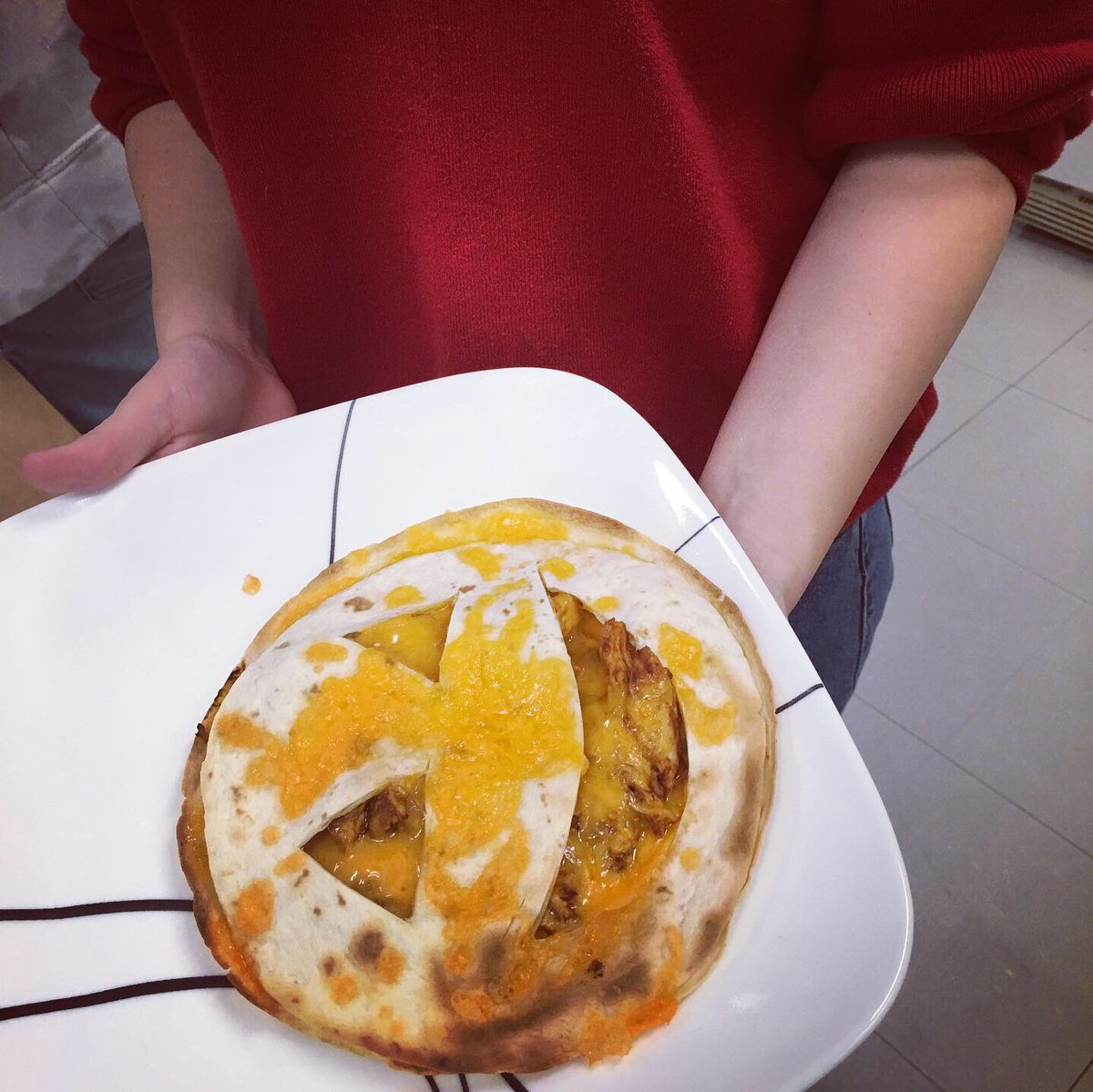 StewardsonHWDSB's tweet photo. 🎃Jack o’Lantern chicken quesadillas in #FoodAndNutrition and #PersonalLifeManagement today!🎃 #HFN2O #HIP4O @Churchill_HWDSB @SWCHumanities https://t.co/4z0tHIuJYm
