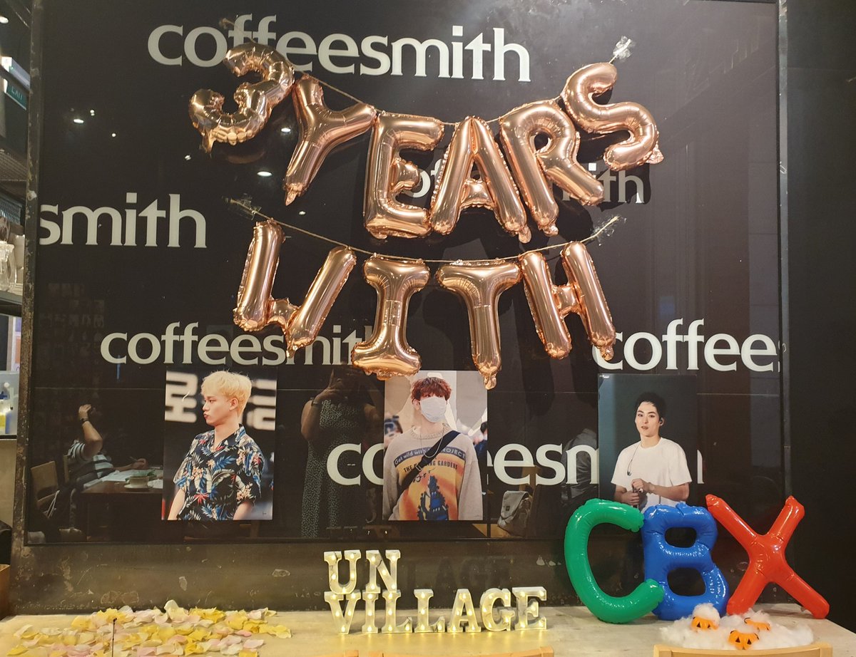 BunnieLove2011's tweet photo. Happy #3YearsWithCBX with #EXO_CBX 🐿🐿🐿
Lil Myeonnie and Mommy dropped by #CBXCAFESG for a short while and hung out with some friends... CXS photo with @soldoutmochapan's babies... no B cos @rainycotton wasn't around 🤣
Thanks @cbxcafesg for organising the cafe event❣ https://t.co/Diy6IlJr1w