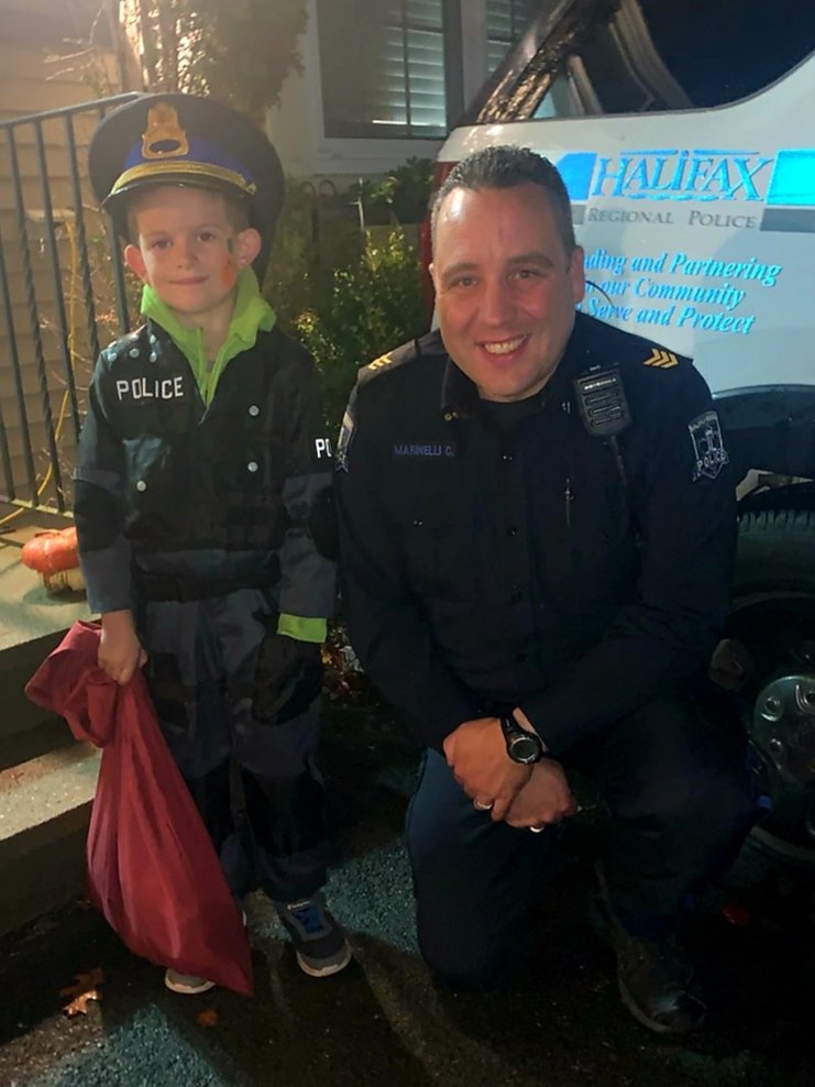 Officer William had one of the best costumes this eve.  William asked if he could keep Sgt Marinelli's hat cause it completed his outfit...sadly, he had to settle for chips, chocolate and a 🙌.