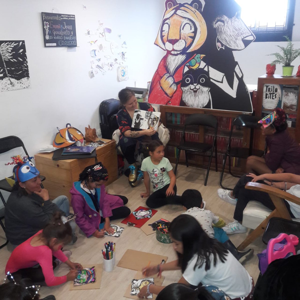 LIJColombia's tweet photo. En la librería @garabatolibros despedimos el #FestivalLIJ con los personajes "Emma y Juan", ilustraciones de @AmaliaSatizabal  #HappyHalloween2019 https://t.co/8vvISg3qGU