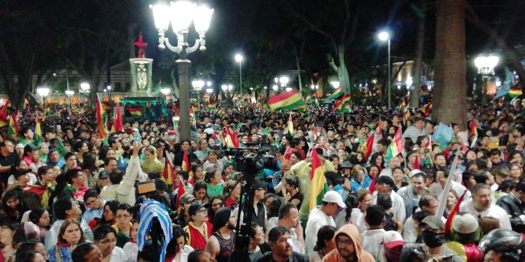 LosTiemposBol's tweet photo. #ParoEnBolivia

En #Cochabamba cientos de personas se concentran en la plaza principal 14 de Septiembre, donde se realiza un cabildo, en el marco de la novena jornada de paro en #Bolivia por el polémico conteo de votos de las Elecciones Generales.
📸 Nelson Peredo https://t.co/yxVdasEaXd