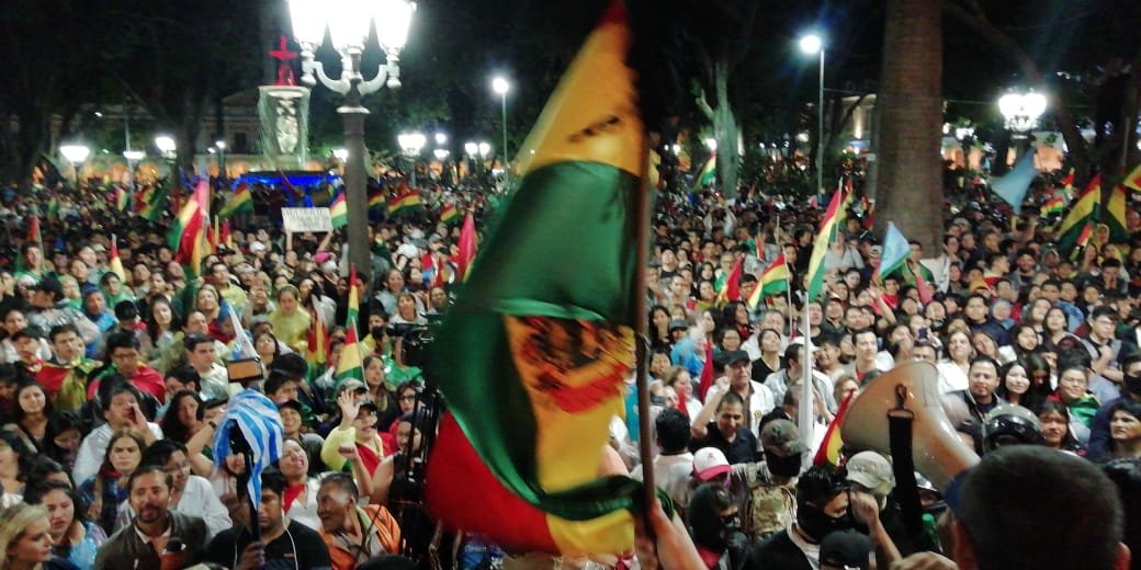 LosTiemposBol's tweet photo. #ParoEnBolivia

En #Cochabamba cientos de personas se concentran en la plaza principal 14 de Septiembre, donde se realiza un cabildo, en el marco de la novena jornada de paro en #Bolivia por el polémico conteo de votos de las Elecciones Generales.
📸 Nelson Peredo https://t.co/yxVdasEaXd