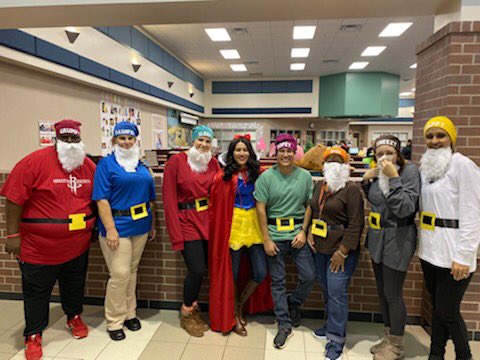 meissner_amanda's tweet photo. Snow White and the seven dwarfs for Storybook character day #notsanta @rajvinder_mann @MissOsburn4 @MRobinsonElem https://t.co/FC8oDhTAVL
