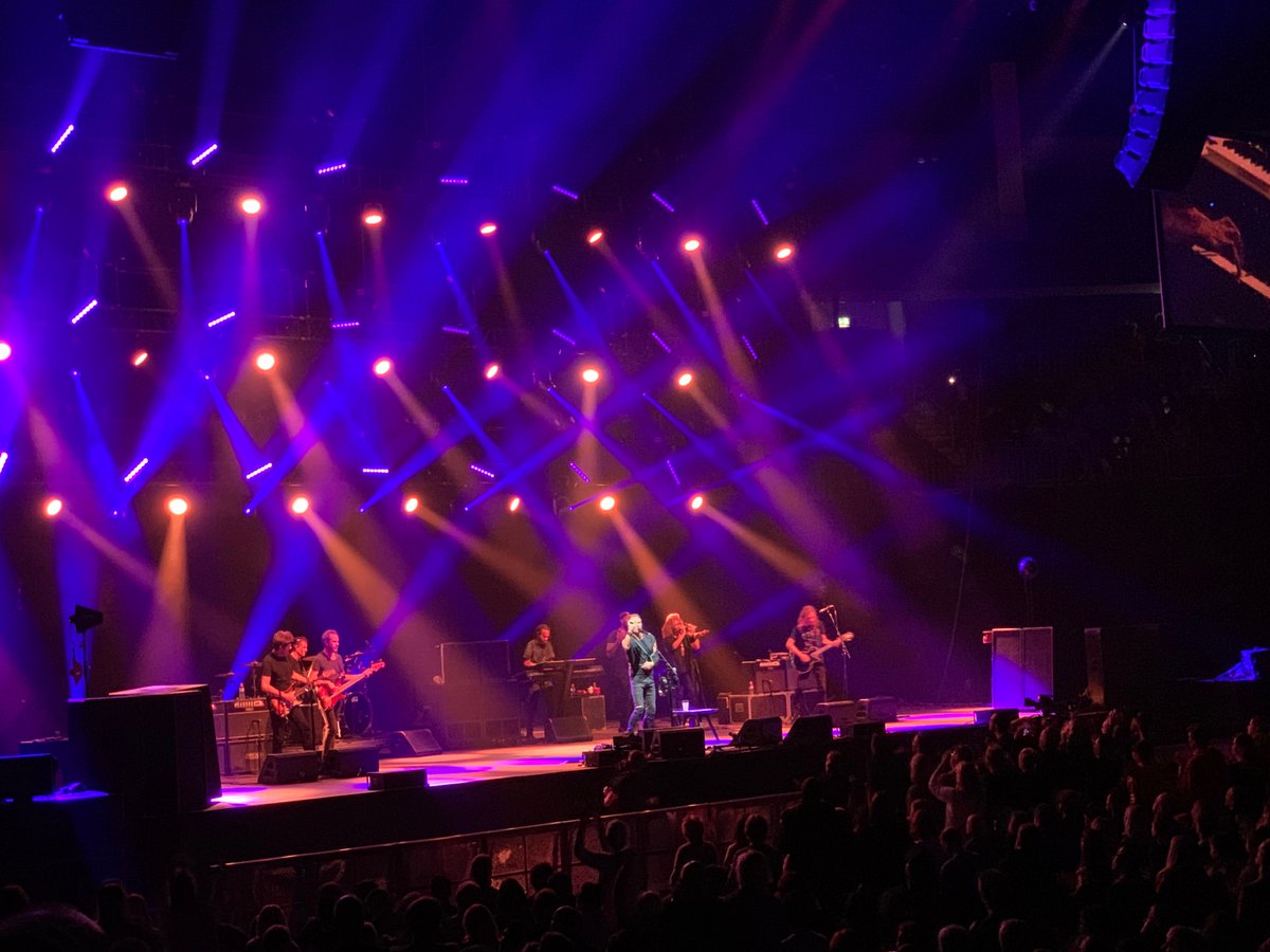 twitkalk's tweet photo. #Sting #Live #MercedesBenzArena #Berlin #MyFirstLiveSting #PoliceCall #EverySongaHit #SingTheSting
Cooler Typ, uneitel, sympathisch und ein geiler Musiker! Kaputter Arm, keine Gitarre, aber intakte Stimme und Mega-Präsenz = Geiles Konzert! Hat sich gelohnt! https://t.co/X3AE3LhSlq