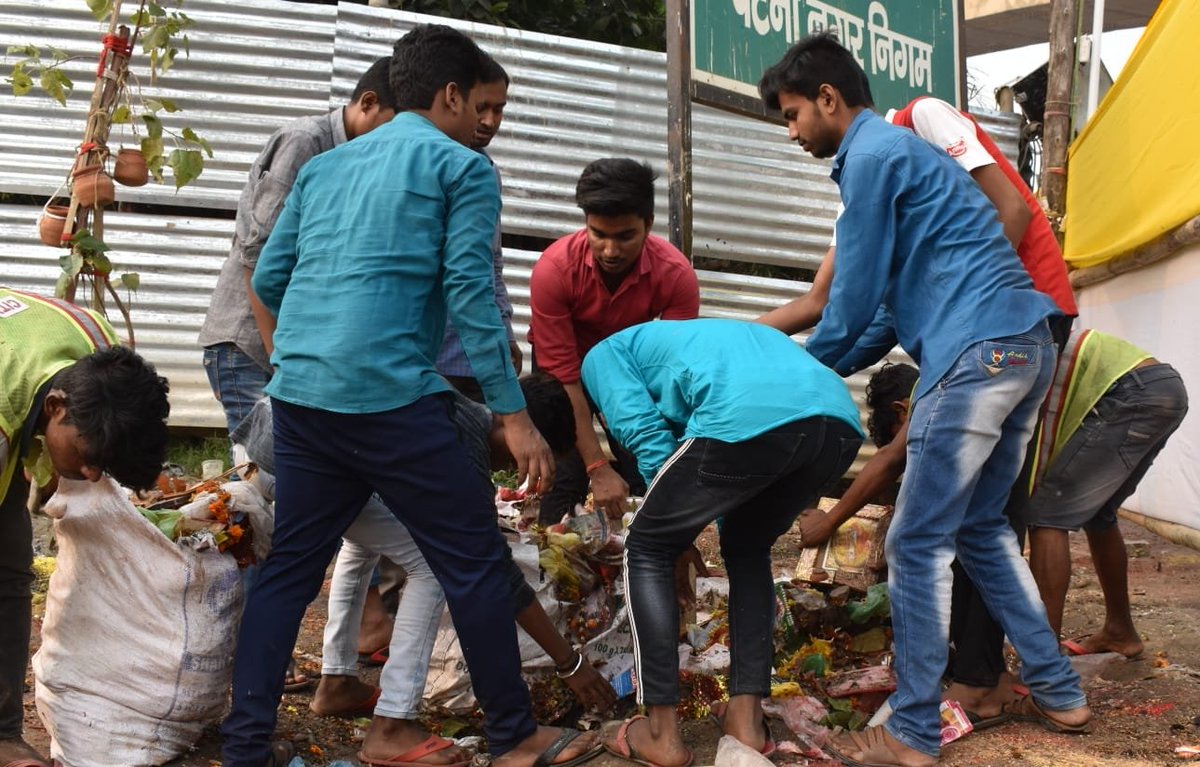 Sfc4India's tweet photo. आज क्लब के युवा साथियों ने लोक आस्था के महा-पर्व पर गायघाट गंगा घाट पर सफाई किया और लोगो को #singaluseplastic का इस्तेमाल नही करने को अपील भी किया गया।
@narendramodi @rsprasad @girirajsinghbjp @chitraaum @sudhirchaudhary @Real_Anuj @Atul_Real1
#StudentFreedomClub #ganga #Patna https://t.co/gvIq2UWV8I