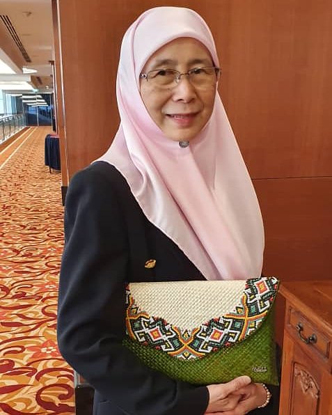 drwanazizah's tweet photo. Beg tangan yang saya pegang ini adalah hasil kerja tangan komuniti masyarakat Nabawan, Sipitang dan Keningau. Manik-manik itu pula dari Kudat. Cantik sungguh hasil kerja tangan mereka. https://t.co/GmfB1QYrq6