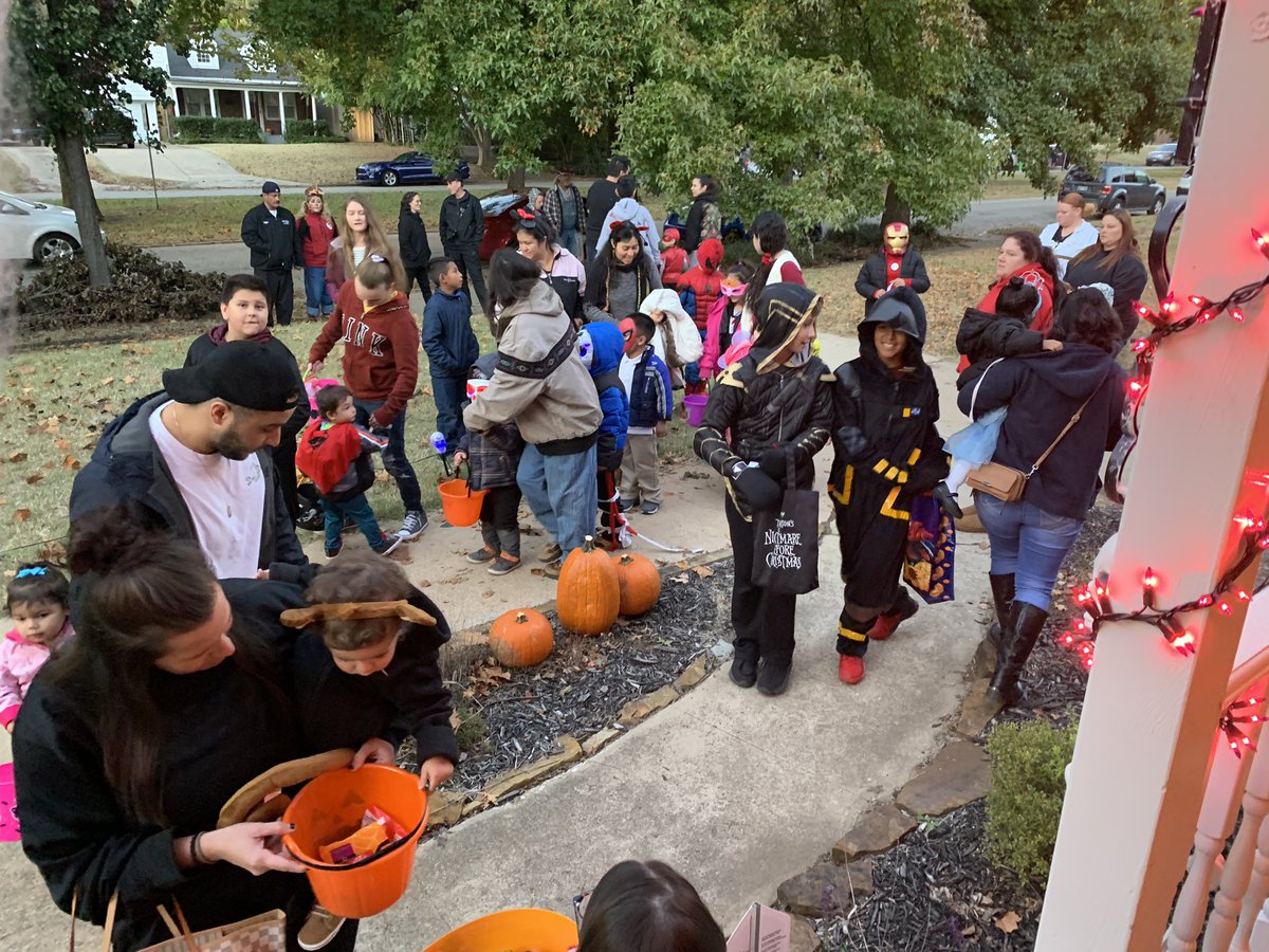 Jackson_Lisle's tweet photo. The amount of tricker treaters at my house is unreal. https://t.co/jiXx1j8Syo