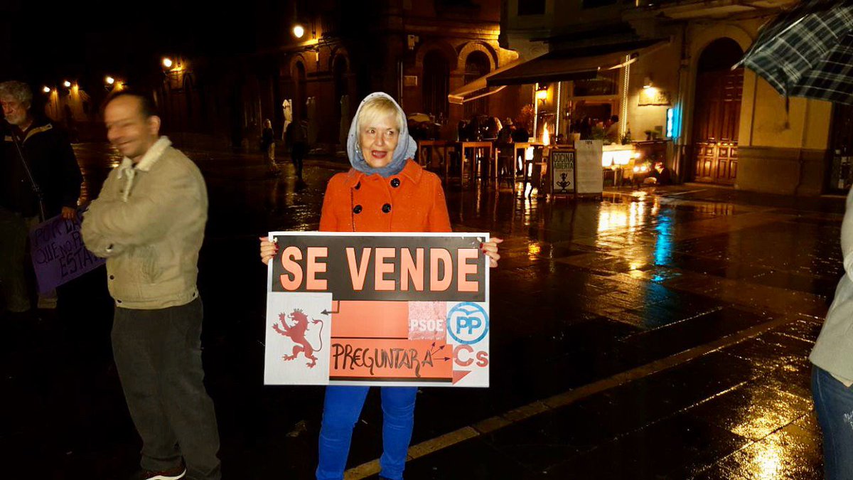 podemosSAR's tweet photo. Esta noche de #halloween2019 comienza la #CampanaElectoral ‼️Esta noche y muchas mas, hay un montón de gente que nos importa que no pueden dormir, pero sus fantasmas #desahucian, #embargan, matan de frio o de hambre...
#votaUnidasPodemos #ElPoderDeLaGente
#UnGobiernoContigo https://t.co/cXW2ldSmFL