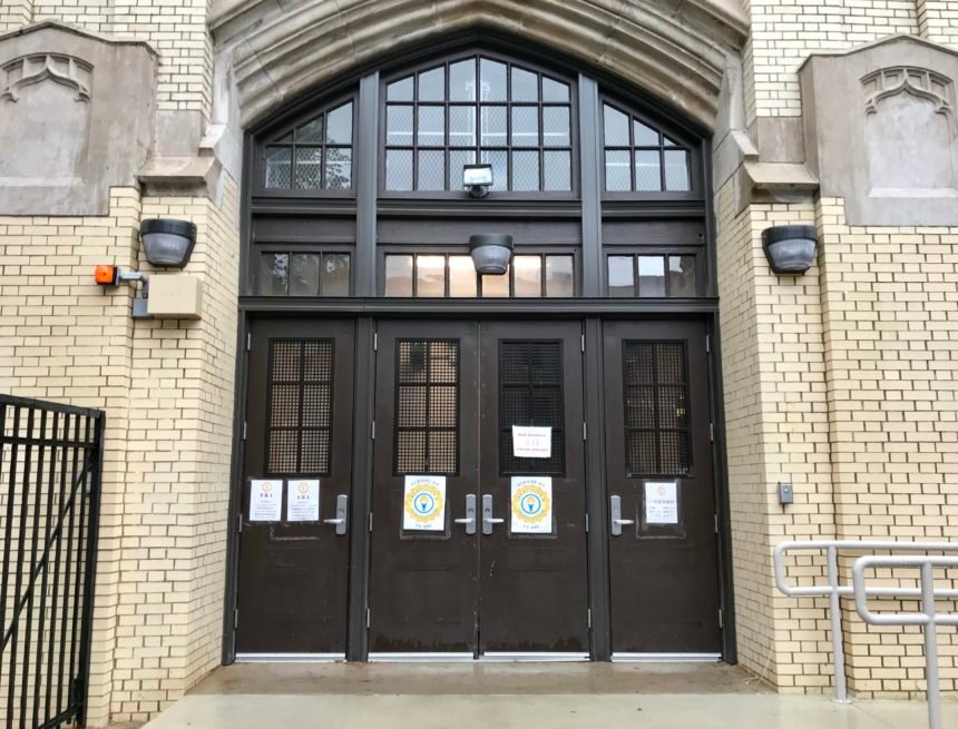 TheBrooklynInk's tweet photo. Despite an overcrowded school system in Sunset Park, The School of Creativity and Innovation has low enrollment in first grade @charolinee_19 finds out why https://t.co/vGC2tA3trj #brooklyn #education https://t.co/Jtx5EEnaIa