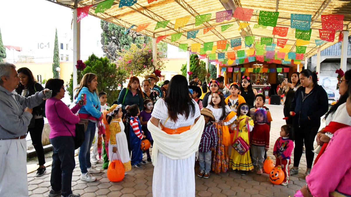 AzcapotzalcoMx's tweet photo. ☝🏵 Listos los preparativos para las festividades de #DíaDeMuertos 🕯
Ven este 1 y 2 de noviembre a vivir nuestras tradiciones en el panteón San Juan Tlihuaca.
#ConoceAzcapo 💀 #SoyAzcapo 🏡 https://t.co/ctU9Z7g8oU