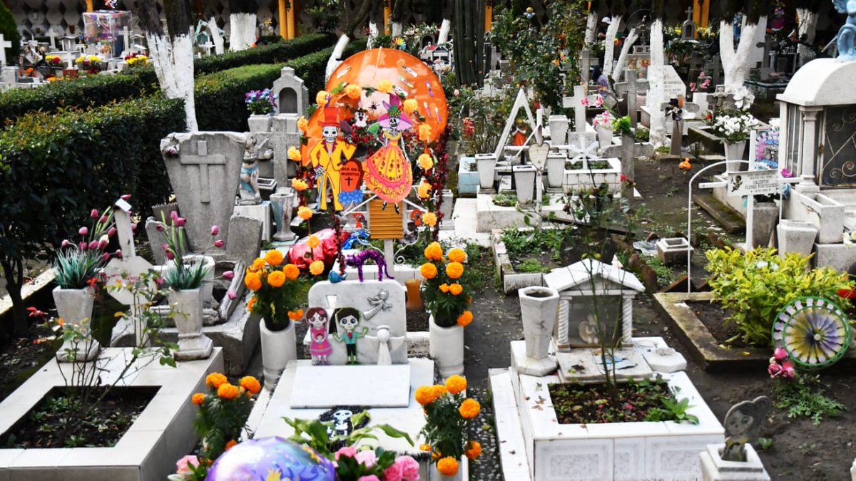 AzcapotzalcoMx's tweet photo. ☝🏵 Listos los preparativos para las festividades de #DíaDeMuertos 🕯
Ven este 1 y 2 de noviembre a vivir nuestras tradiciones en el panteón San Juan Tlihuaca.
#ConoceAzcapo 💀 #SoyAzcapo 🏡 https://t.co/ctU9Z7g8oU