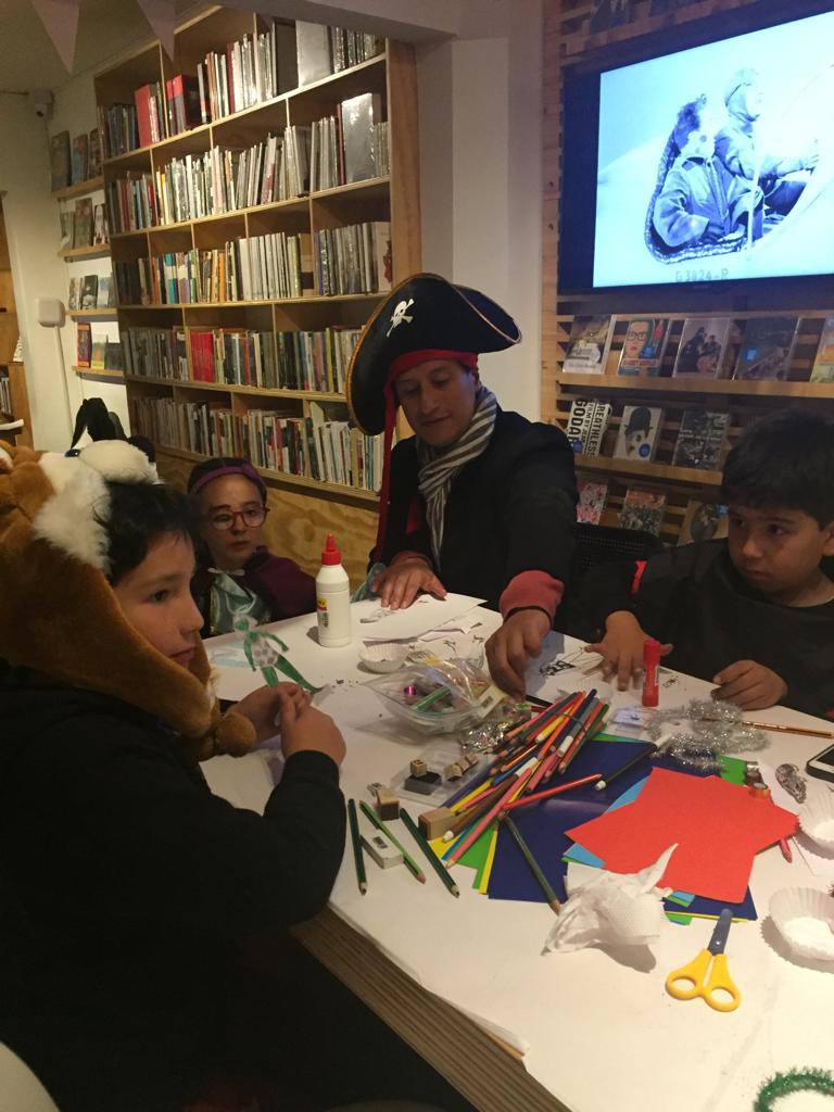 LIJColombia's tweet photo. En @casasantoysena los niños ponen a prueba su imaginación construyendo su propio disfraz de "Sabina", a partir de diseños, texturas y materiales reciclados #FestivalLIJ https://t.co/t81SlqE9AO