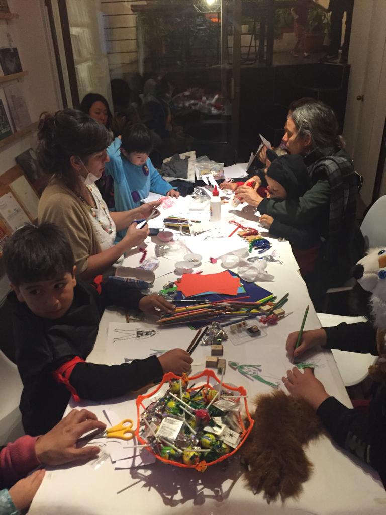 LIJColombia's tweet photo. En @casasantoysena los niños ponen a prueba su imaginación construyendo su propio disfraz de "Sabina", a partir de diseños, texturas y materiales reciclados #FestivalLIJ https://t.co/t81SlqE9AO
