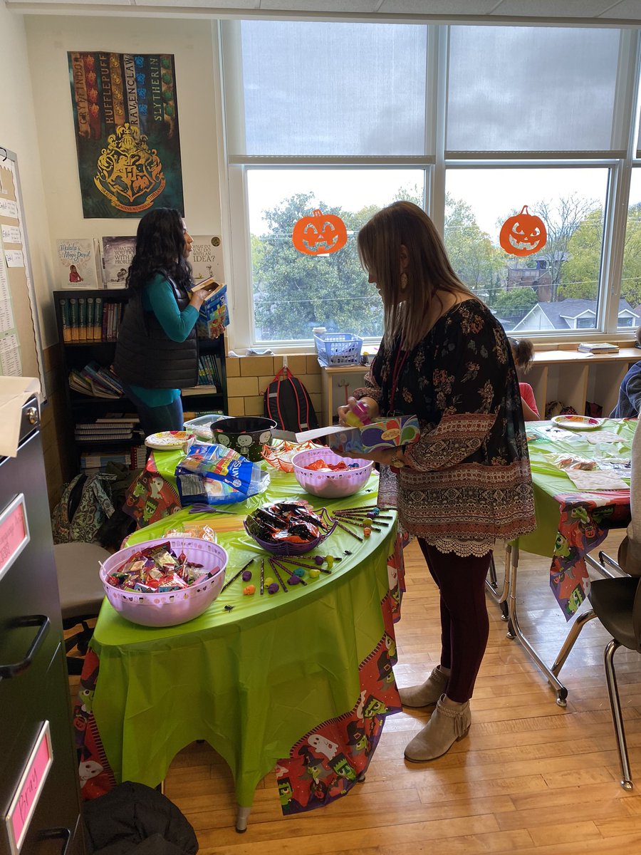 BrayGrade's tweet photo. Thanks to all the parents and @TanyaDrossner for helping out with our spooky party! Everything was great until the clown! CLOWNS ARE NEVER COOL...EVER! #proudWBteacher #wbgrowsme https://t.co/8b6Mr90W0Q