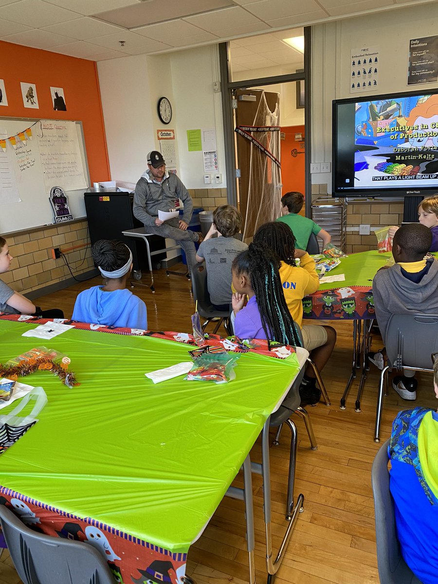 BrayGrade's tweet photo. Thanks to all the parents and @TanyaDrossner for helping out with our spooky party! Everything was great until the clown! CLOWNS ARE NEVER COOL...EVER! #proudWBteacher #wbgrowsme https://t.co/8b6Mr90W0Q