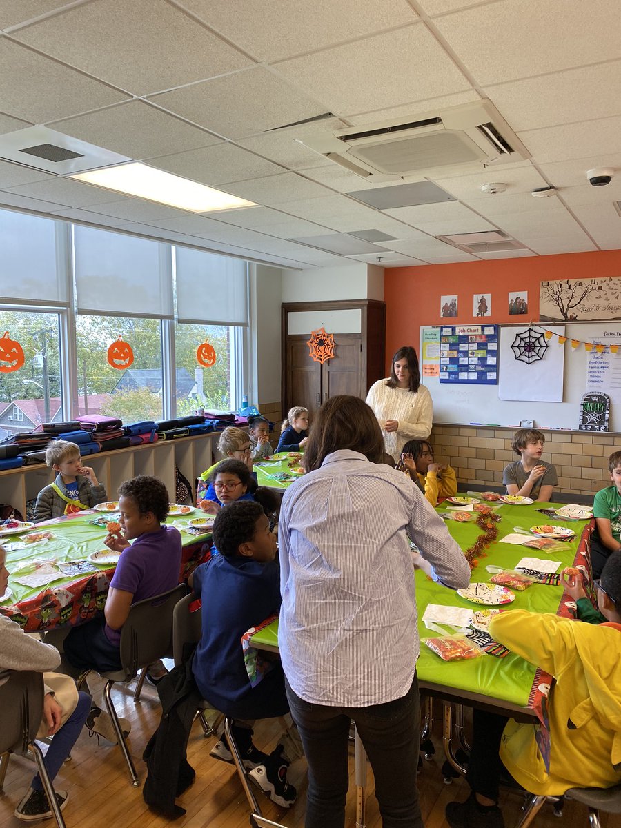 BrayGrade's tweet photo. Thanks to all the parents and @TanyaDrossner for helping out with our spooky party! Everything was great until the clown! CLOWNS ARE NEVER COOL...EVER! #proudWBteacher #wbgrowsme https://t.co/8b6Mr90W0Q