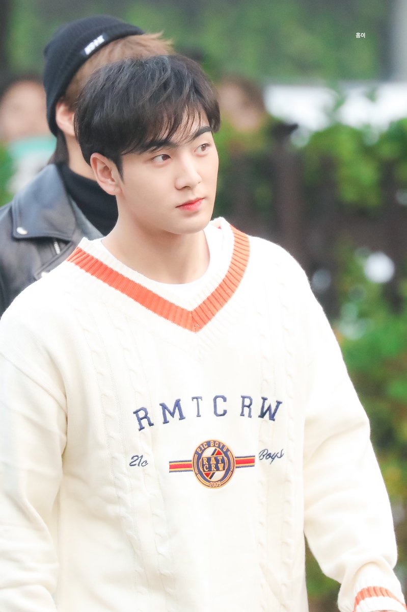 191101 뮤직뱅크 출근

흰둥이 겸둥 😭😭😭😭😭

#뉴이스트 #백호 #강동호 #BAEKHO