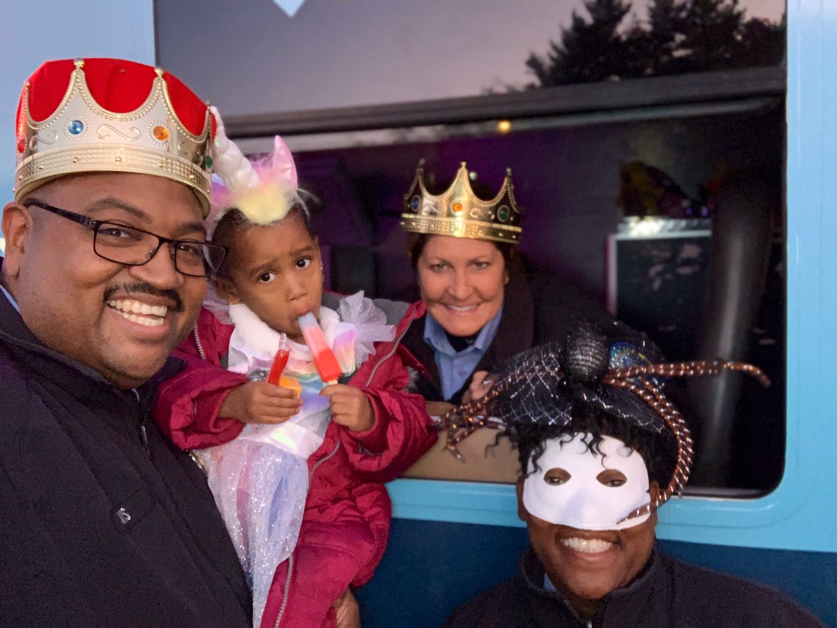 SLMPD's tweet photo. It's a cold day but it's still Halloween ๐ ! #STLPolarCops โPopped Upโ at the Henry Funeral & Cremation Services Trunk or Treat ๐๐ก๐ญtonight at 2842 Meramec in the Mt. Pleasant neighborhood. #safehaven #CommunityEngagement #wecare #halloweenย ๐#trunkortreat https://t.co/qvheaZqrDQ