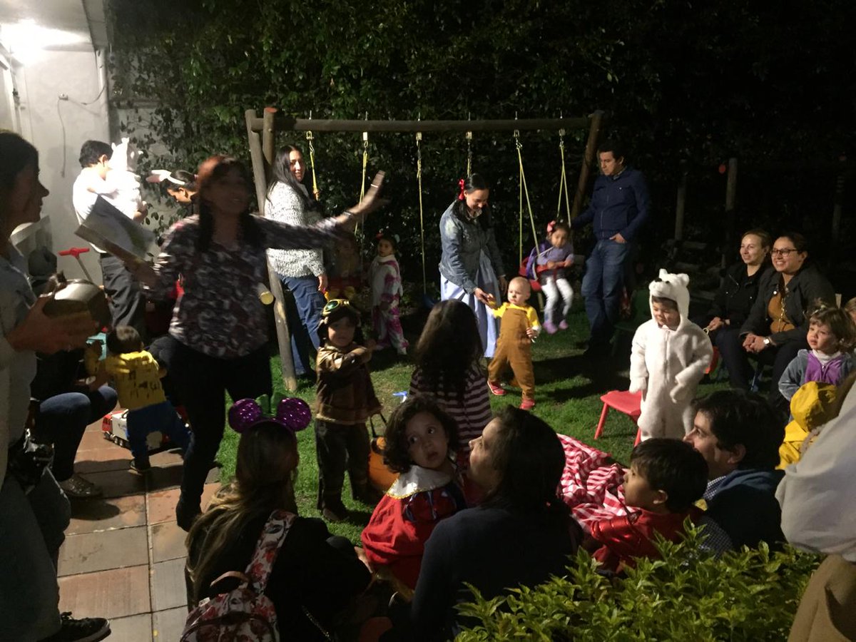 LIJColombia's tweet photo. ¡El tesoro de los libros!📚🎃En @espantapajarost vivimos una mágica y bella noche hechizada 🌠🌙

Los cuentos y las historias se expanden por todos los rincones de la casa y albergan a niños, niñas y sus familias #FestivalLIJ https://t.co/0TEvzAWXuj