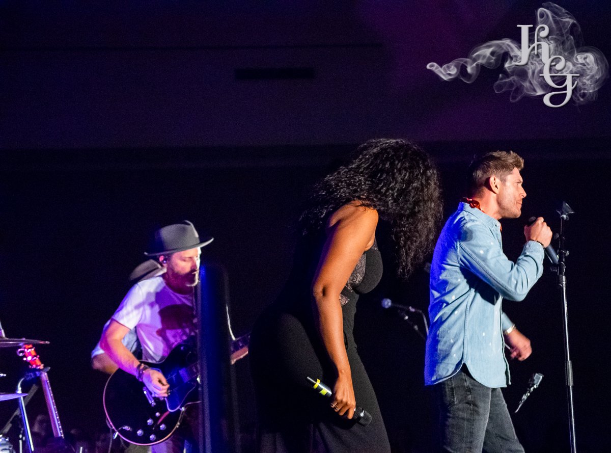 ConjuringRaven's tweet photo. Happy Halloween #torcon2019 #spntor #spnfamily #Supernatural #jensenackles #lisaberry
#robbenedict https://t.co/Bgz0D0c6by